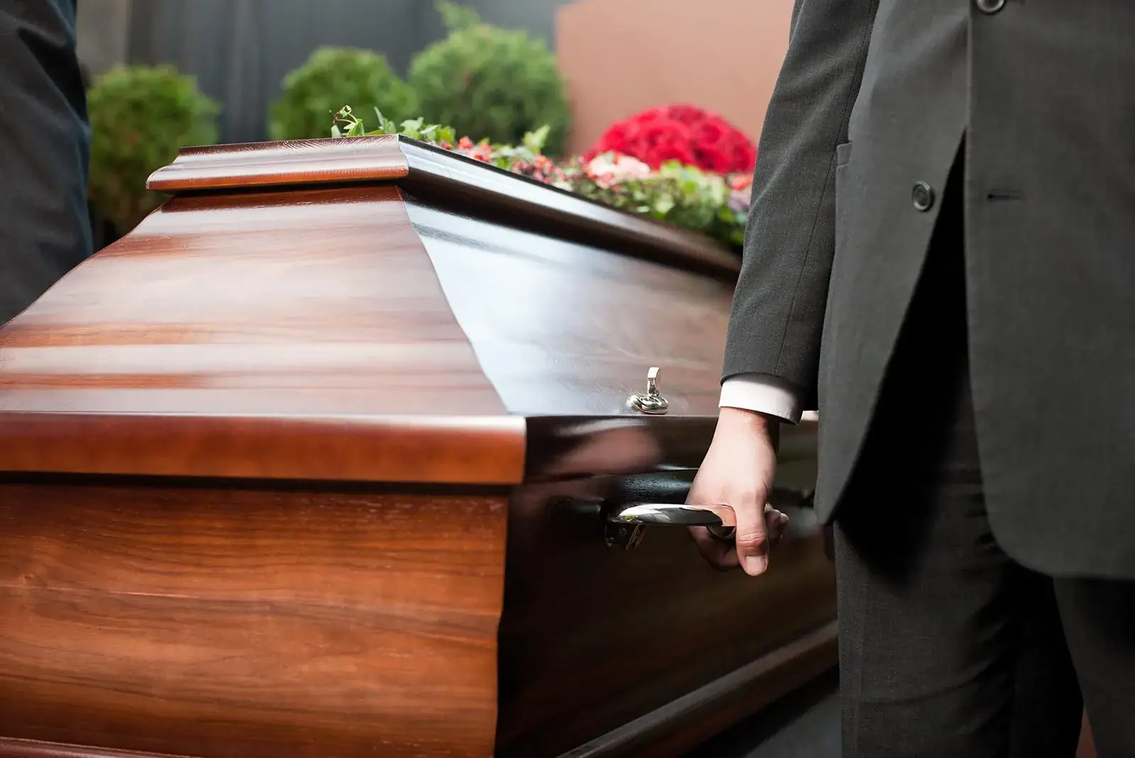 Sicriu purtat de personalul casei funerare la o ceremonie de înmormântare